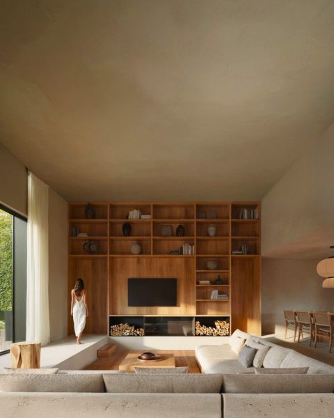 Modern Minimalist Living Room with Wooden Bookshelf, Natural Light and Cozy Atmosphere - MyLi house