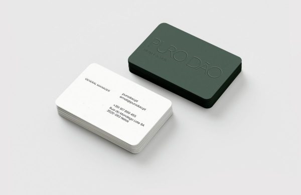 Professional business cards with contact details and embossed branding - Puro Dão Strategy 