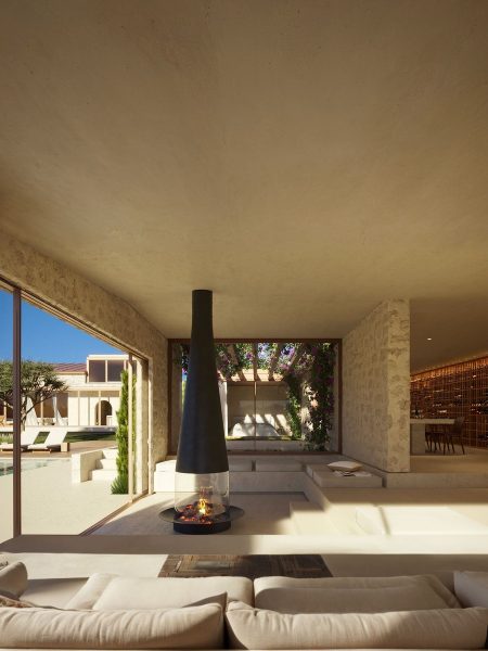 Contemporary living space with central fireplace - IB house